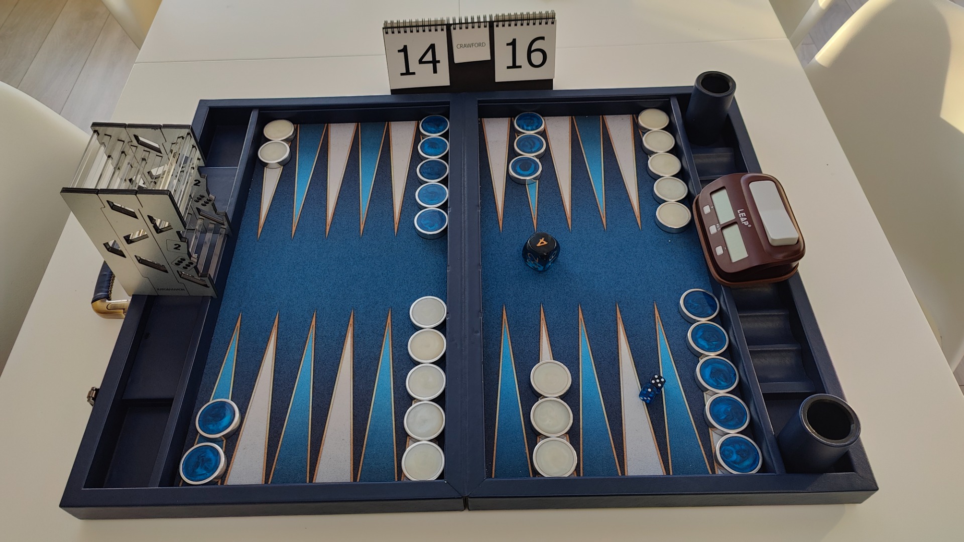 Fuld "setup" med ur, dobbeltterning, scoreboard og terningetårn